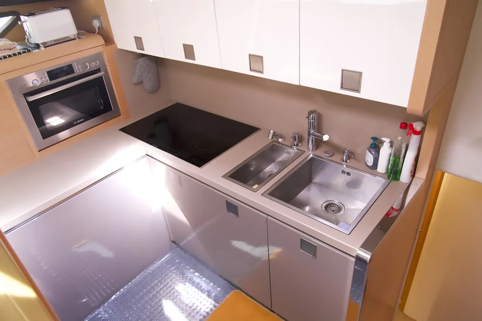 Ferretti Yachts 800