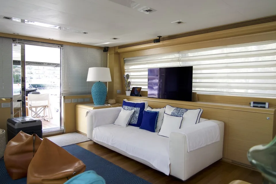 Ferretti Yachts 800