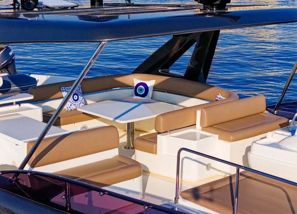 Ferretti Yachts 800