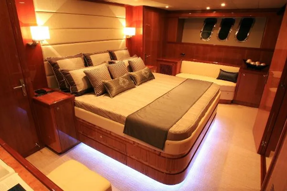 Johnson FLYBRIDGE w/FLYBRIDGE FISHING COCKPIT