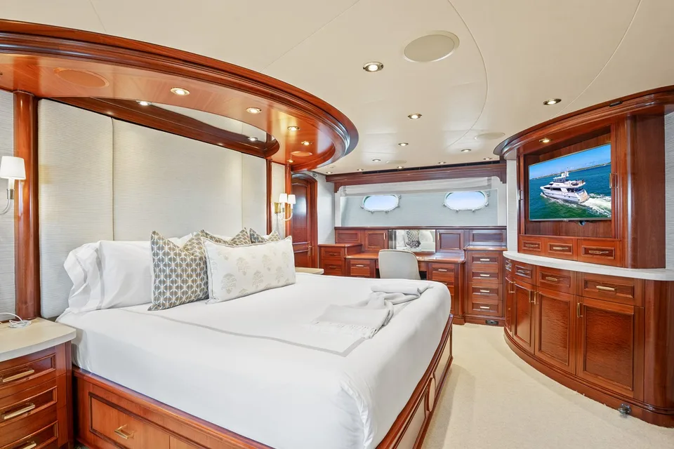 Crescent Raised Pilothouse
