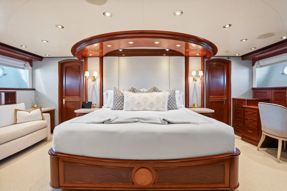 Crescent Raised Pilothouse