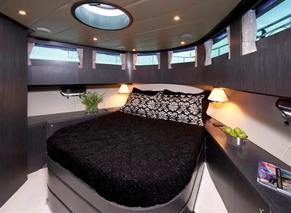 Johnson Skylounge w/Fishing Cockpit