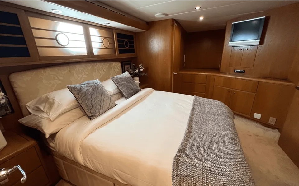 Hatteras 92