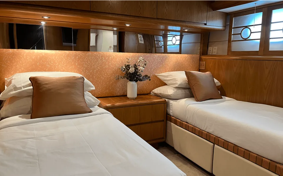 Hatteras 92