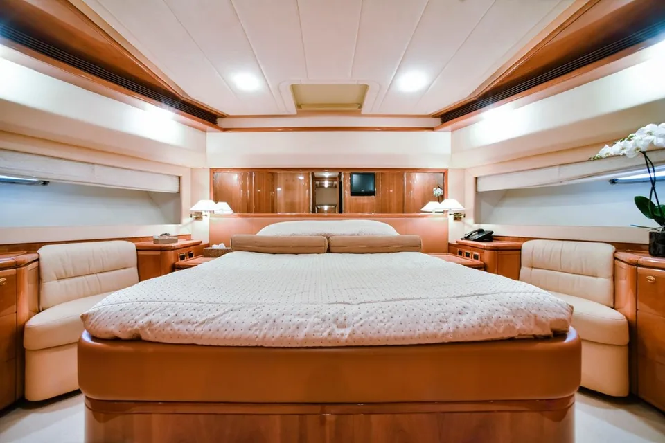 Ferretti Yachts 881