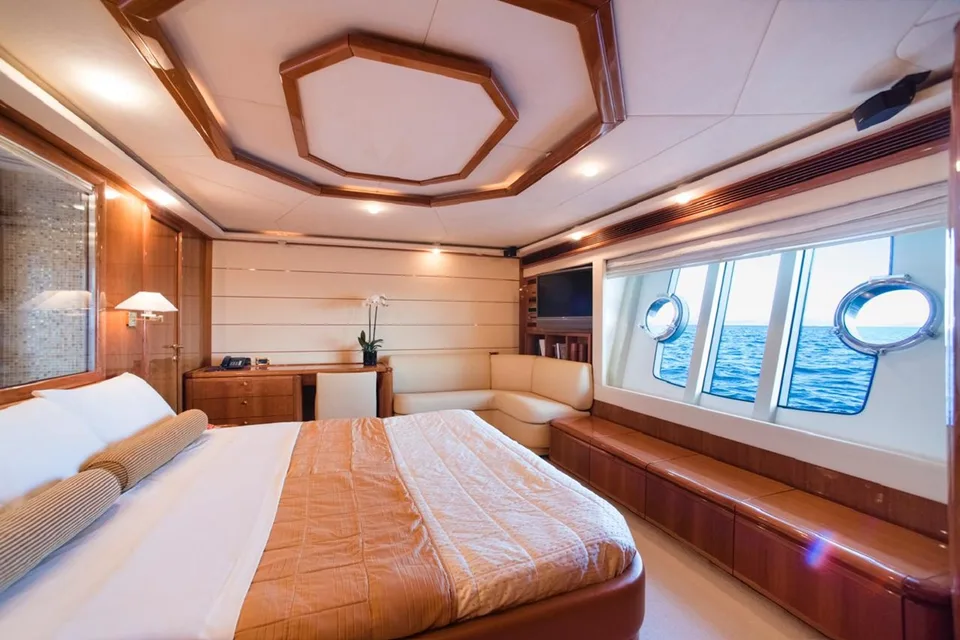 Ferretti Yachts 881