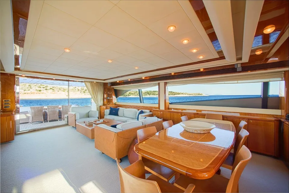 Ferretti Yachts 881
