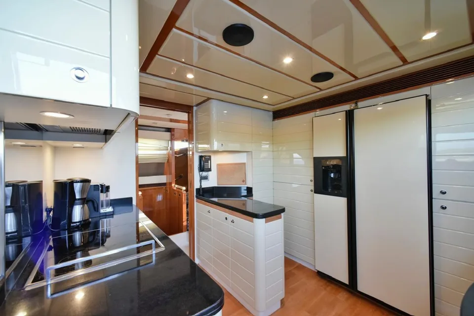 Ferretti Yachts 881