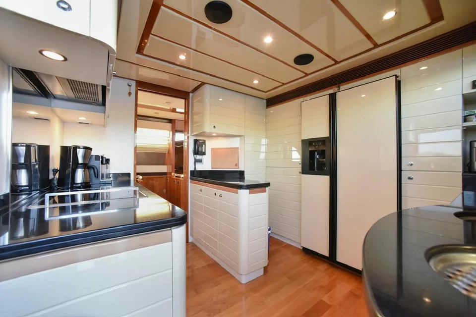 Ferretti Yachts 881