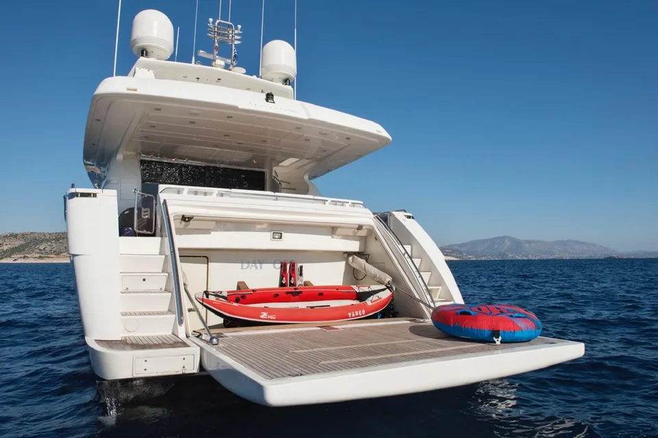 Ferretti Yachts 881