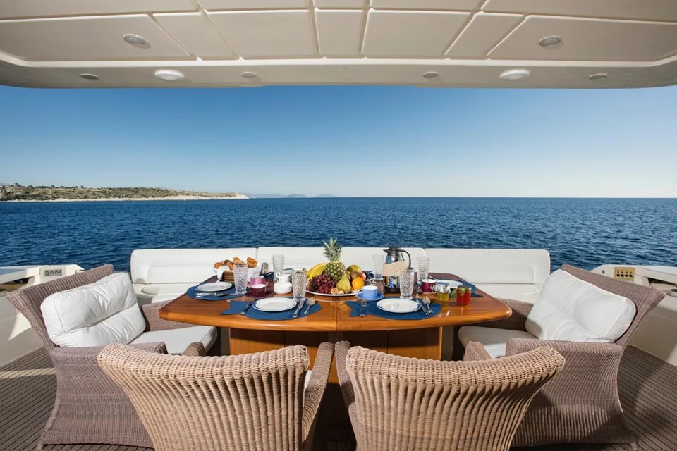 Ferretti Yachts 881