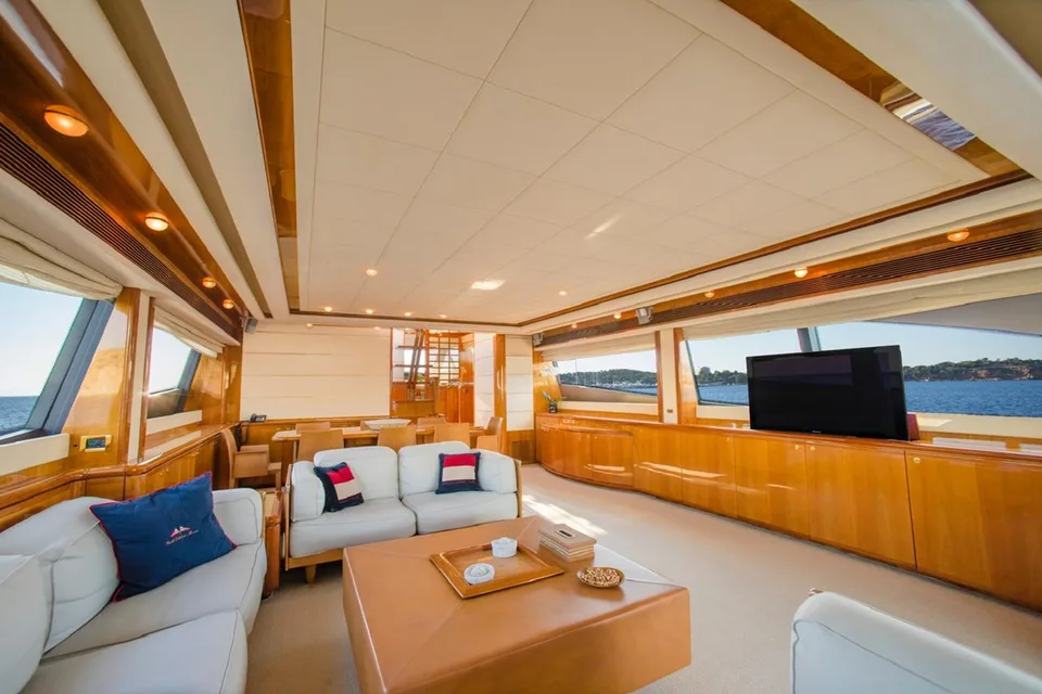 Ferretti Yachts 881