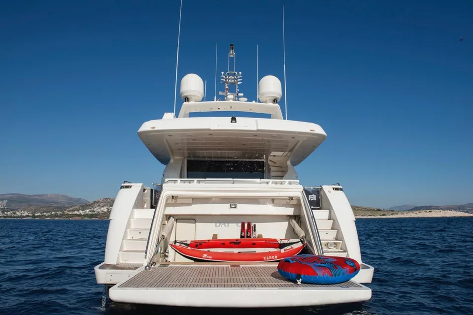 Ferretti Yachts 881