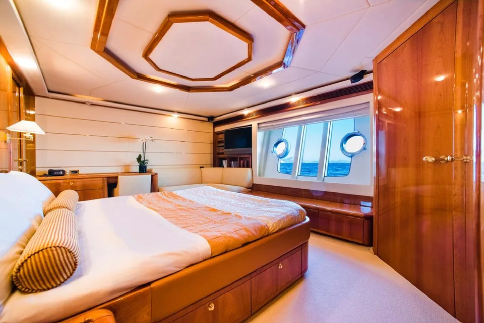 Ferretti Yachts 881