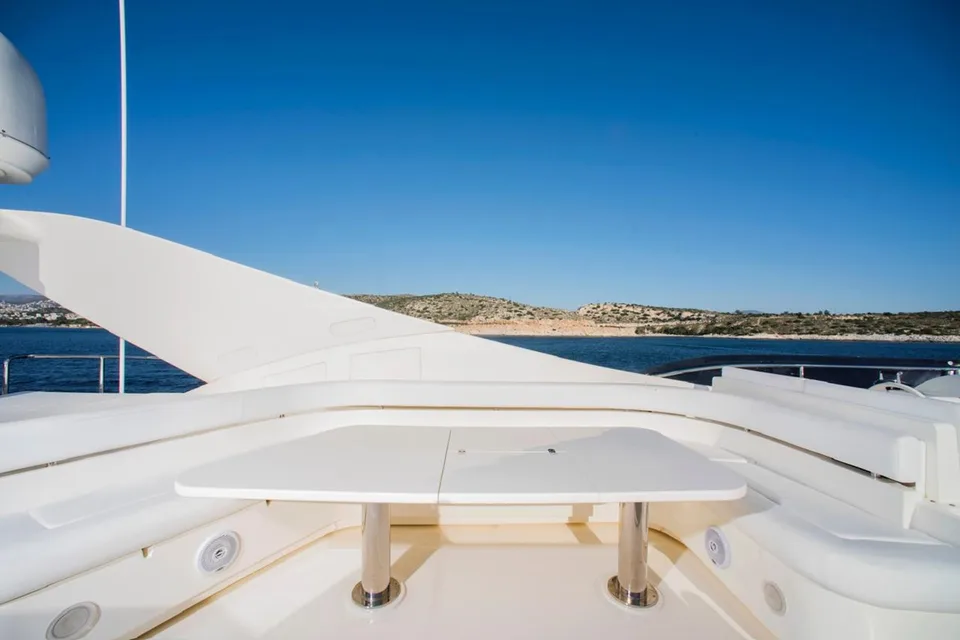 Ferretti Yachts 881