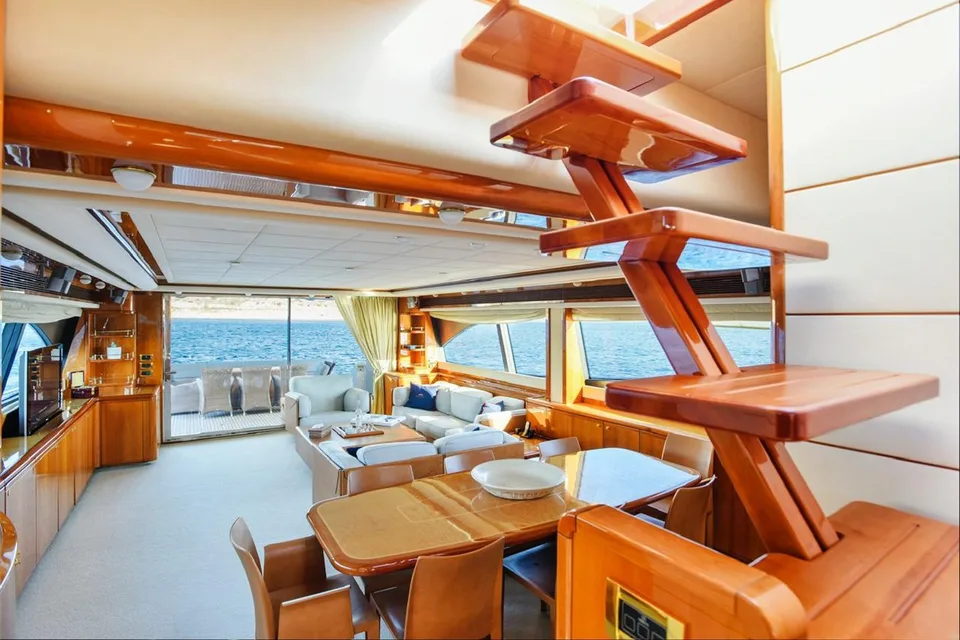 Ferretti Yachts 881