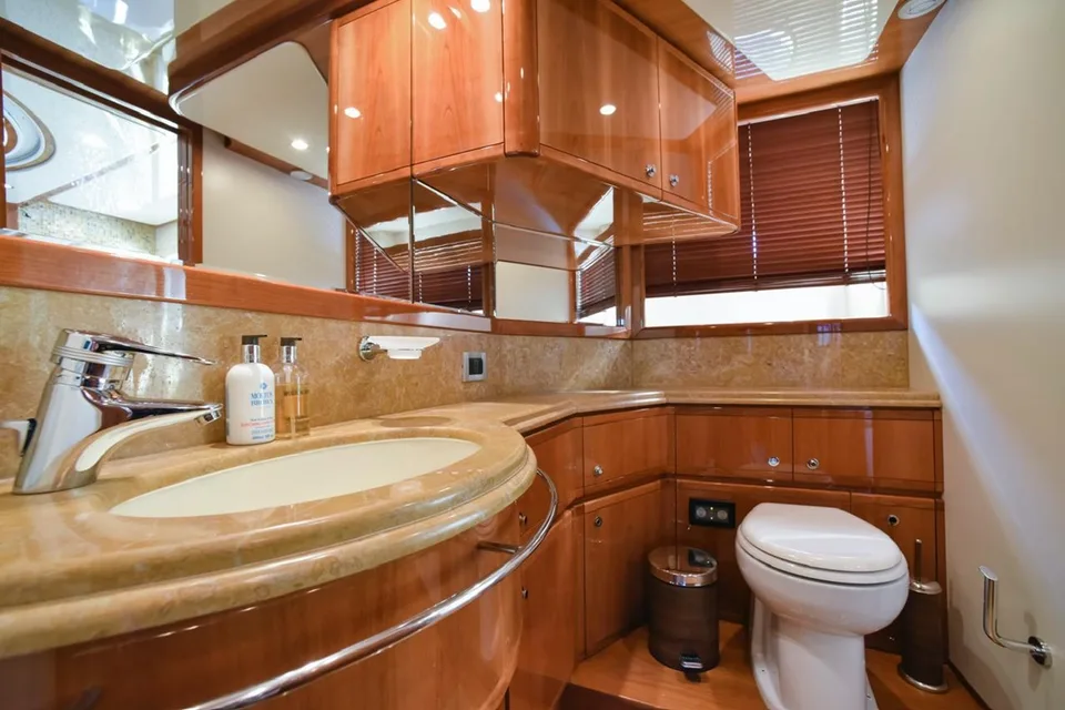 Ferretti Yachts 881