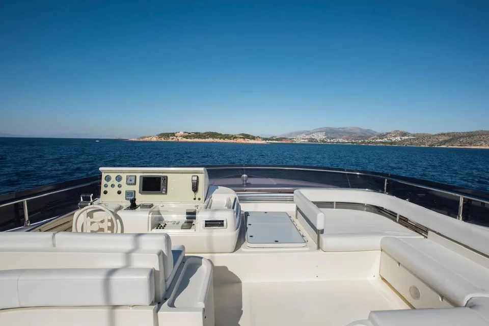 Ferretti Yachts 881