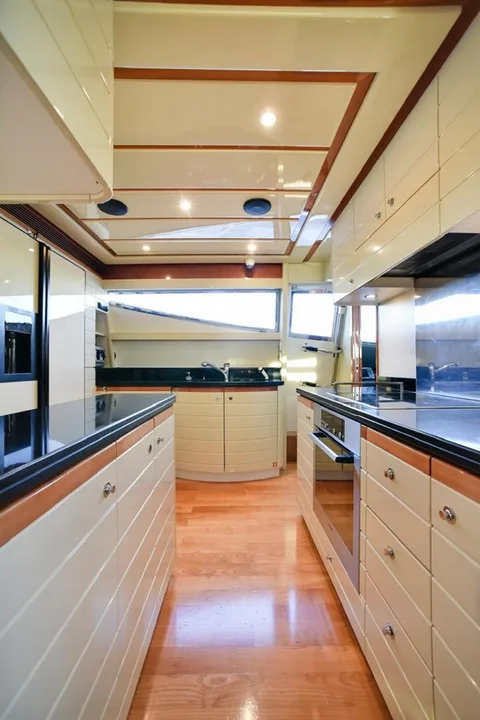 Ferretti Yachts 881