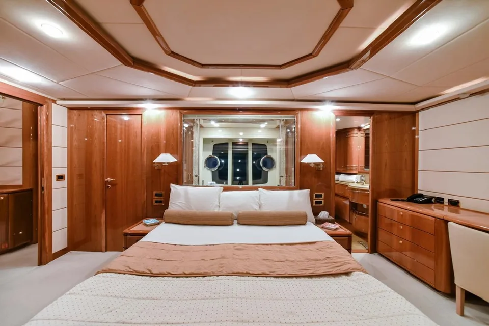 Ferretti Yachts 881