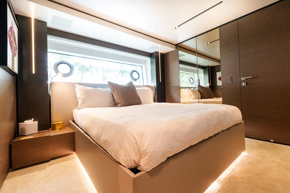 Custom Line Navetta 33