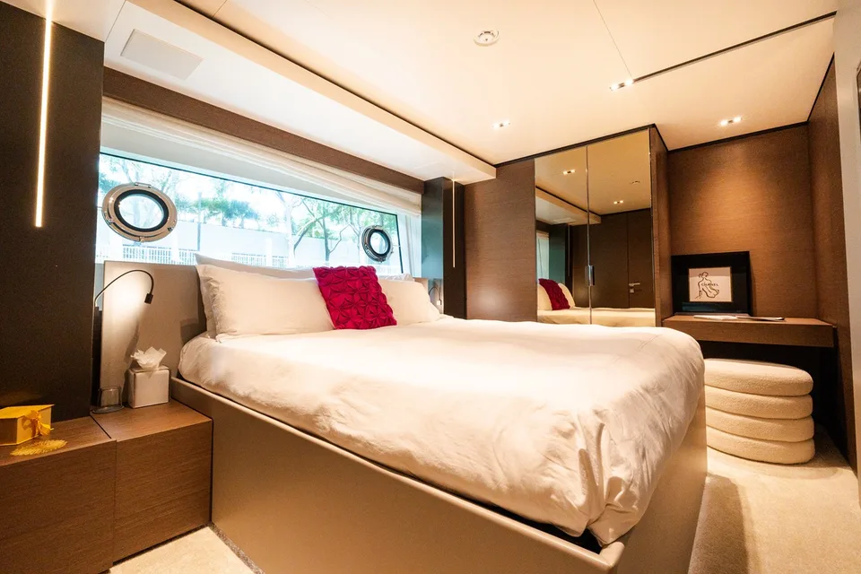 Custom Line Navetta 33