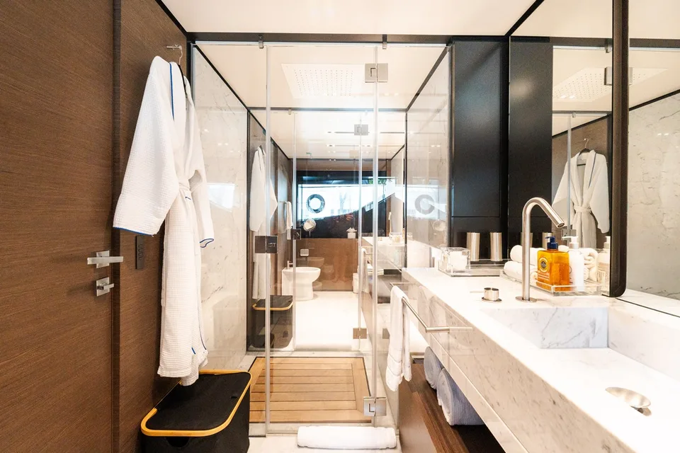 Custom Line Navetta 33