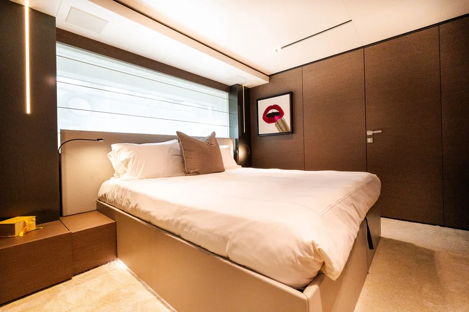 Custom Line Navetta 33