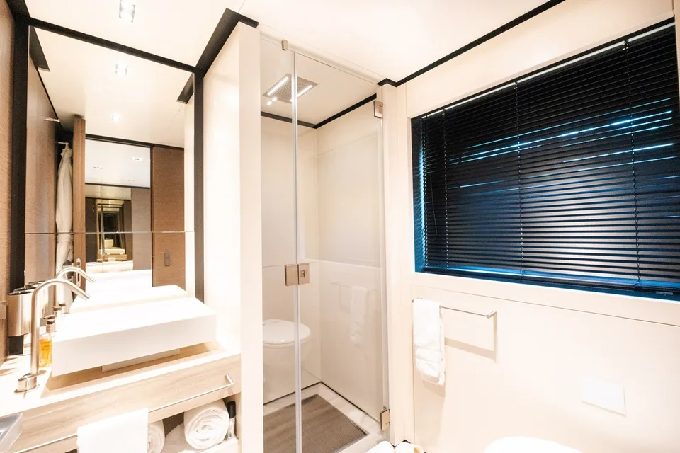Custom Line Navetta 33