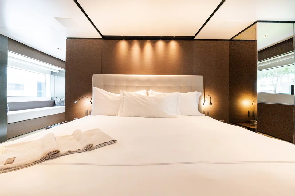 Custom Line Navetta 33
