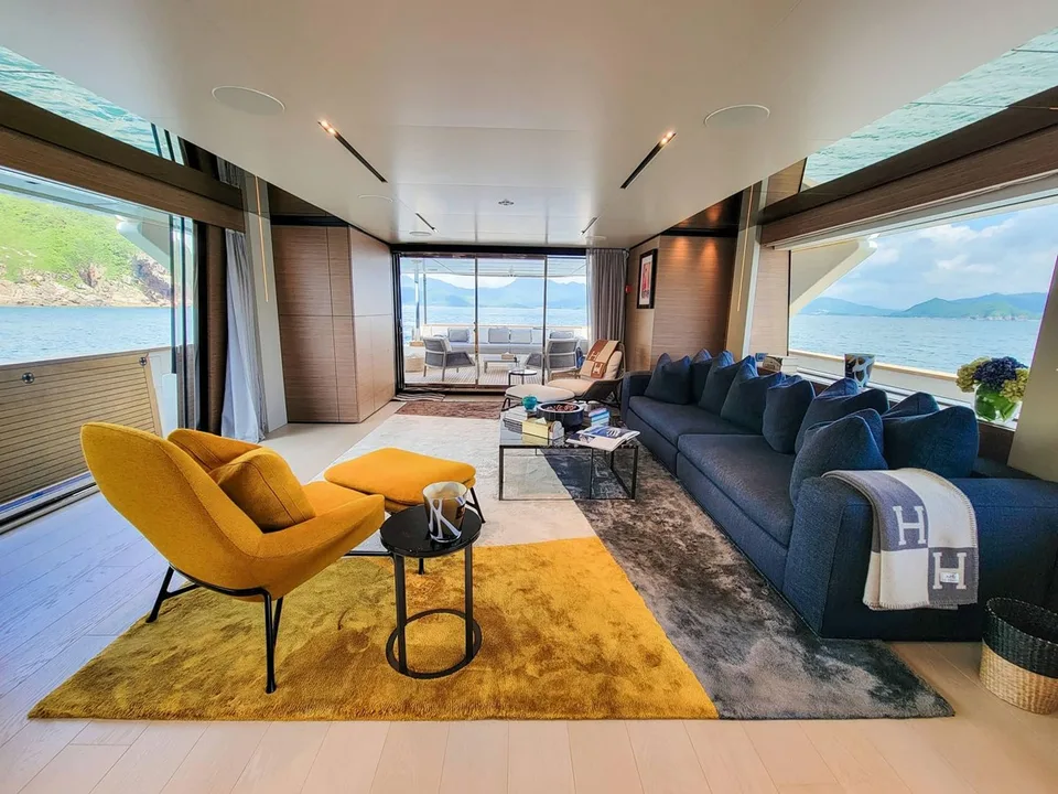 Ferretti Custom Line Navetta 33