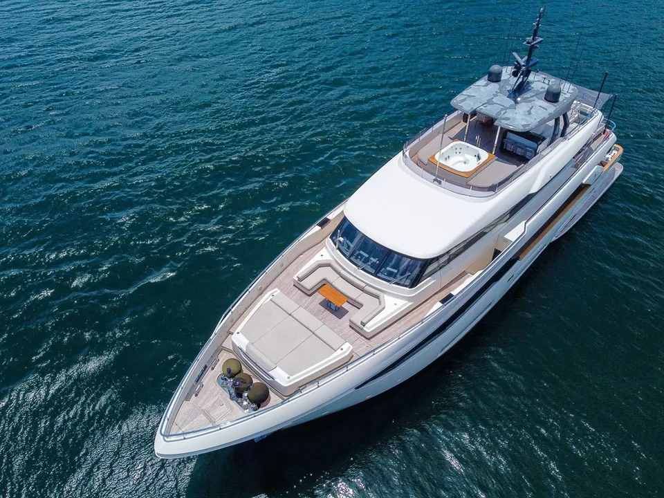 Ferretti Custom Line Navetta 33