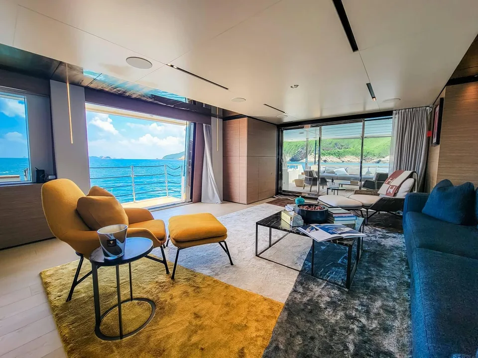 Ferretti Custom Line Navetta 33