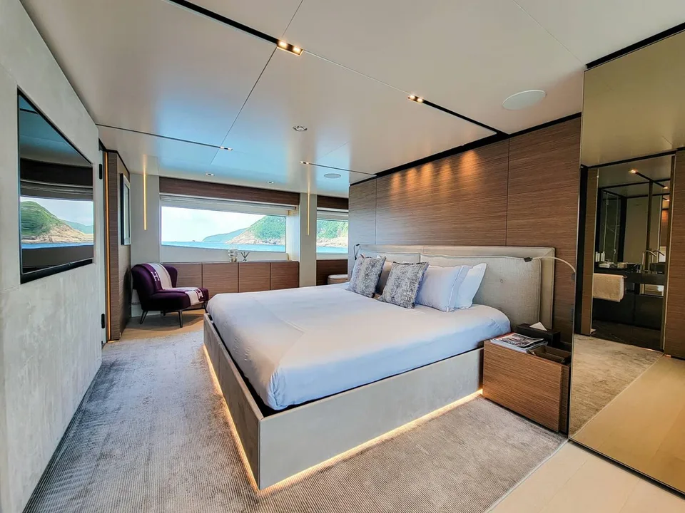 Ferretti Custom Line Navetta 33