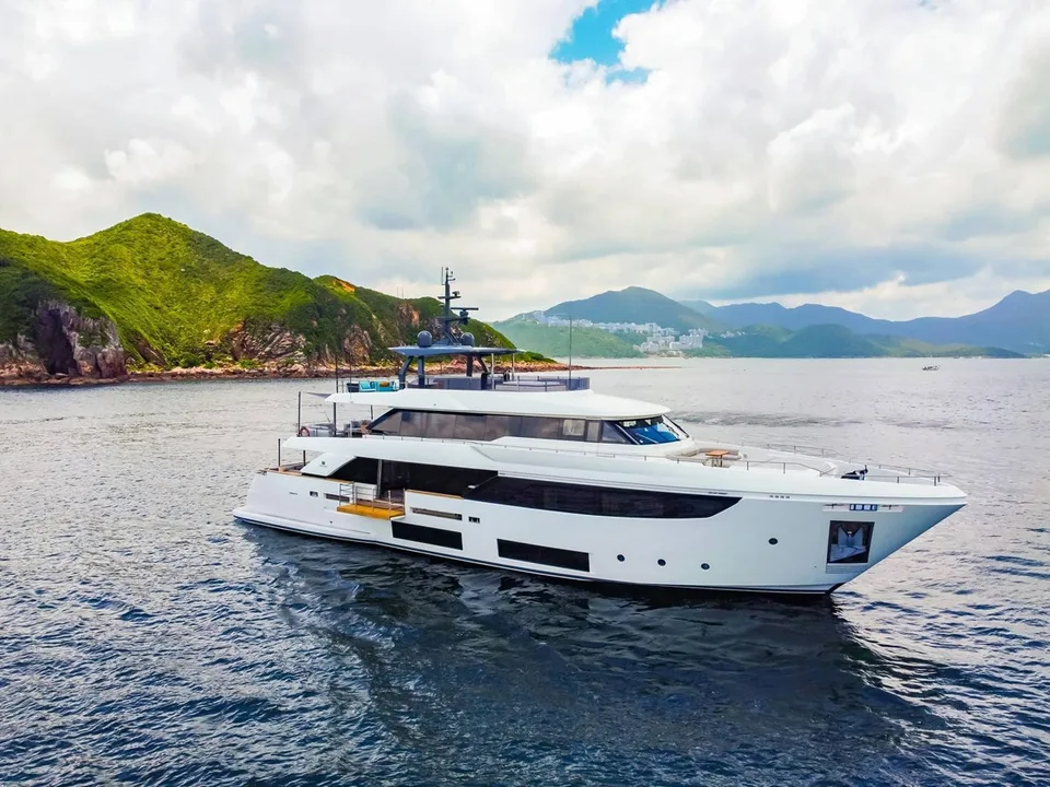 Ferretti Custom Line Navetta 33
