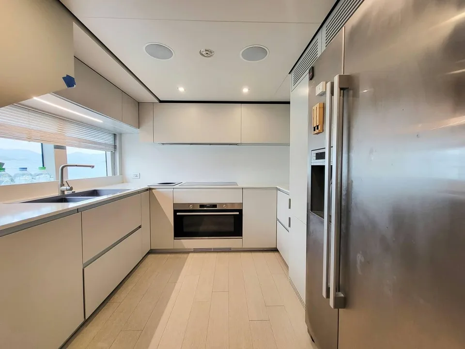 Ferretti Custom Line Navetta 33