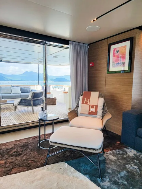 Ferretti Custom Line Navetta 33