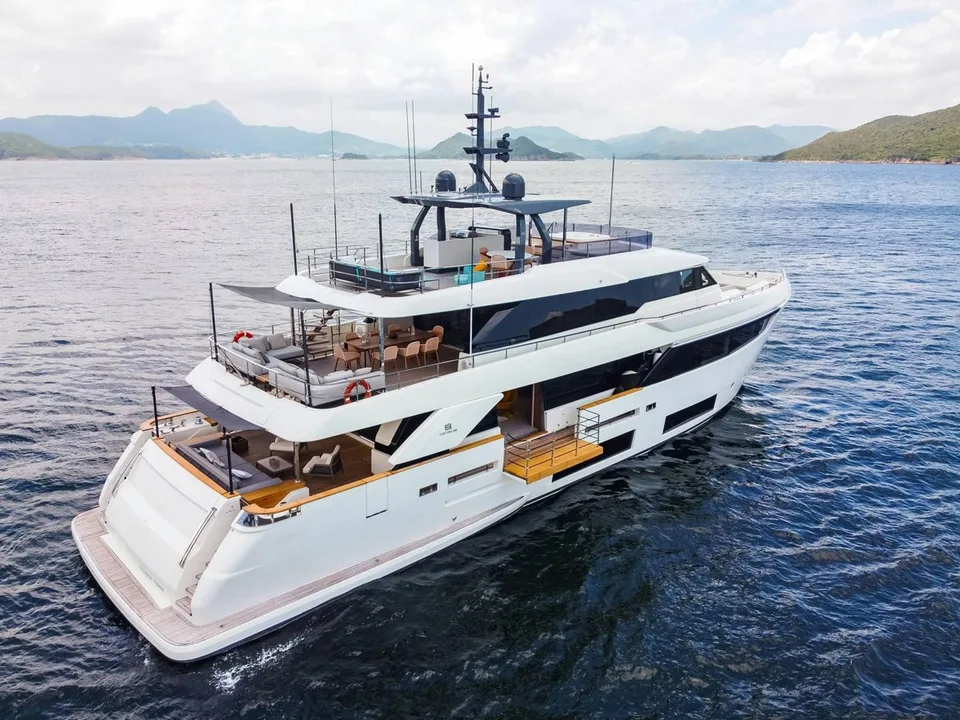 Ferretti Custom Line Navetta 33