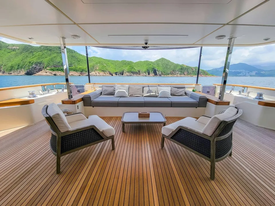 Ferretti Custom Line Navetta 33
