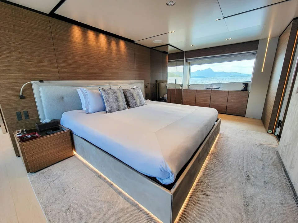 Ferretti Custom Line Navetta 33