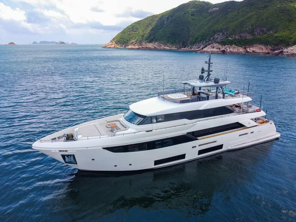 Ferretti Custom Line Navetta 33