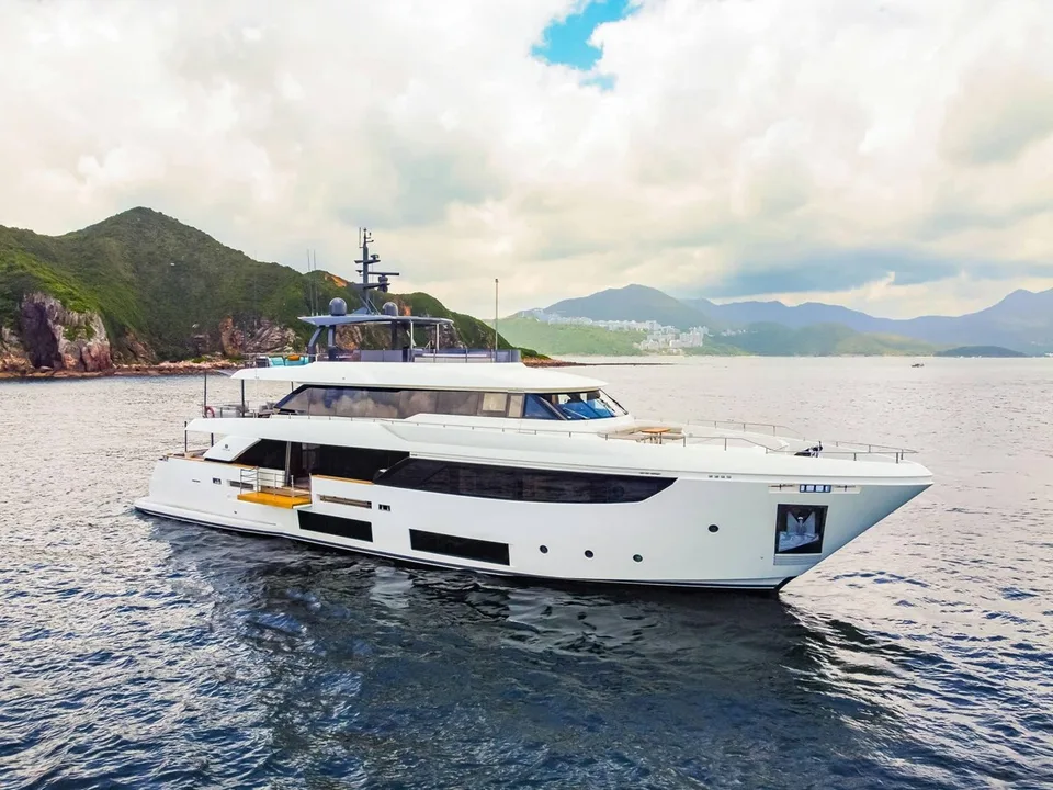 Ferretti Custom Line Navetta 33