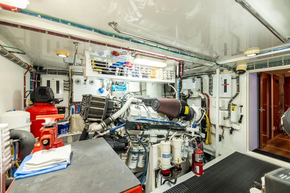 Hatteras 80