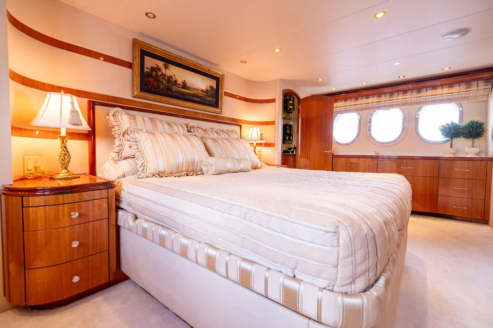 Hatteras 80