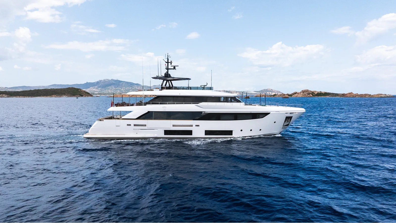Custom Line Navetta 33