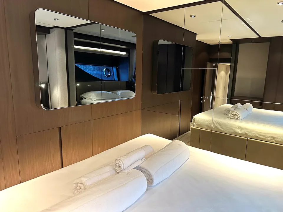 Ferretti Yachts 860