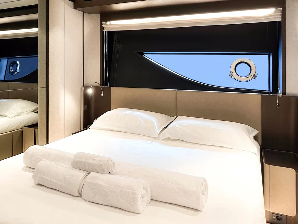 Ferretti Yachts 860
