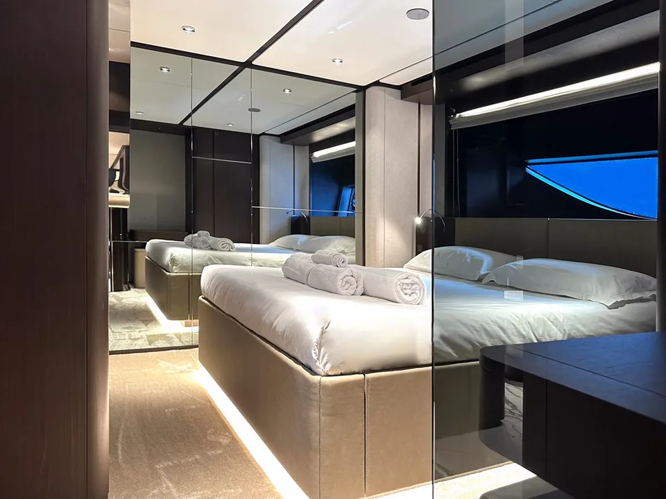 Ferretti Yachts 860