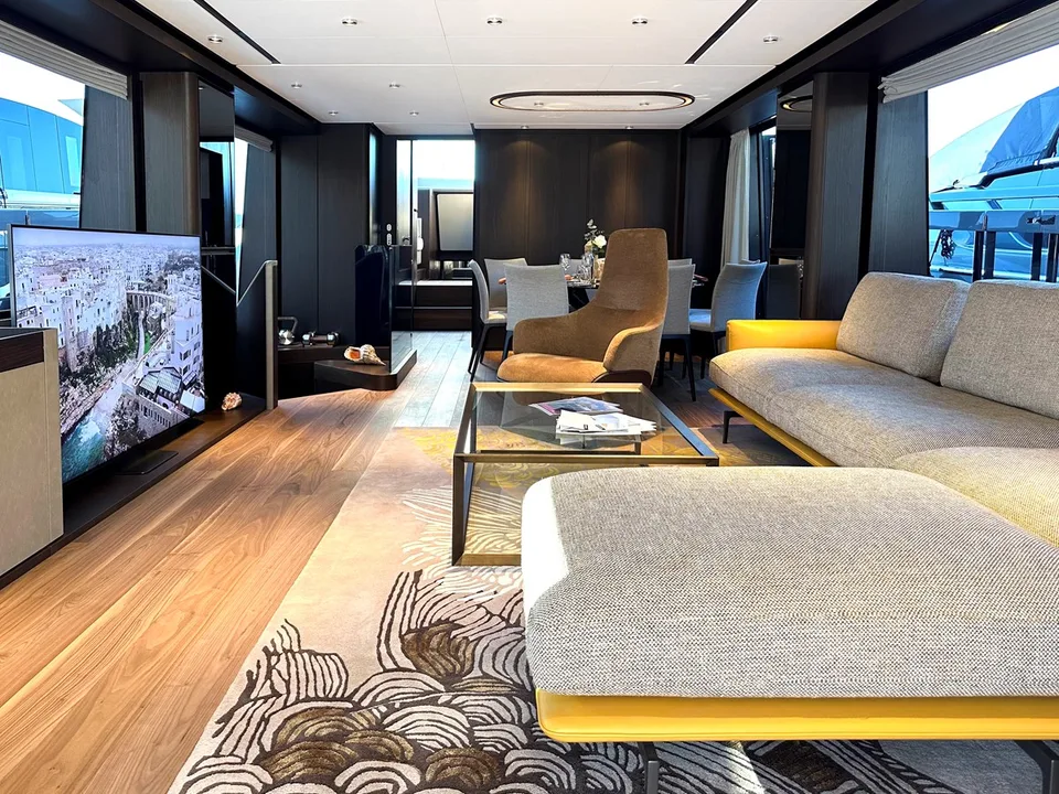 Ferretti Yachts 860